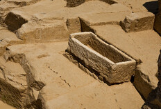 Cette cuve de sarcophage abandonn&eacute;e par les carriers&nbsp; n'est pas achev&eacute;e&nbsp;: elle s'est fendue au moment d'&ecirc;tre d&eacute;solidaris&eacute;e du socle rocheux et a &eacute;t&eacute; laiss&eacute;e en l'&eacute;tat en fond de carri&egrave;re.