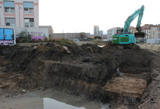 D&eacute;pollution des niveaux sup&eacute;rieurs en cours dans la moiti&eacute; sud du chantier.  &copy;&nbsp;A. Cauvin, Inrap