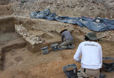 Fouille aux abords du mur du pal&eacute;ochenal  &copy;&nbsp;A. Cauvin, Inrap