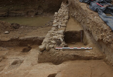 Successions d'apports s&eacute;dimentaires apport&eacute;s par le pal&eacute;ochenal et canalis&eacute;s par le mur bordier.  &copy; A. Cauvin, Inrap