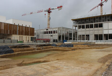Vue g&eacute;n&eacute;rale de la moiti&eacute; nord de l'emprise avec l'environnement urbain en pleine mutation.  &copy; A. Cauvin, Inrap