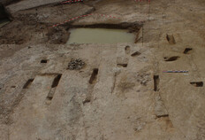 Vue g&eacute;n&eacute;rale de la partie centrale de la fouille avec les fosses de plantation (sulci) et le foyer &agrave; pierres chauffantes pr&eacute; ou protohistorique.  &copy; A. Cauvin, Inrap