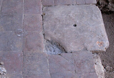 Figure 11 : Pavement de la chapelle avec emplacement d'une tombe.