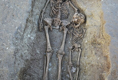 S&eacute;pulture double d'une femme et d'un enfant inhum&eacute;s ensemble. L'enfant tient la femme - sa m&egrave;re ? - par la main.&nbsp;Marseille, La Capelette - 2023  &copy;&nbsp;Nicolas Weydert, Inrap 