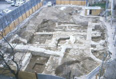Le chantier de l'Ancien th&eacute;&acirc;tre en 1985, toutes p&eacute;riodes confondues  Les fondations les plus massives visibles sur le clich&eacute; sont celles de l'&eacute;difice de spectacle du XIXe si&egrave;cle.&nbsp;On distingue la forme caract&eacute;ristique de l'&eacute;glise m&eacute;di&eacute;vale, qui se surimpose aux vestiges des &eacute;difices antiques.  N&icirc;mes, Ancien th&eacute;&acirc;tre (Gard), 1985.  &copy; Francis Cognard, Fonds Arch&eacute;Ofactory