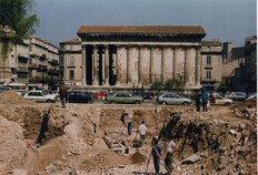 Vue g&eacute;n&eacute;rale de la fouille en avril 1987.  Reprise de l'intervention arch&eacute;ologique pour un compl&eacute;ment pendant 1 mois  N&icirc;mes, Ancien th&eacute;&acirc;tre (Gard), 1987.  &copy; Valder, Ville de N&icirc;mes