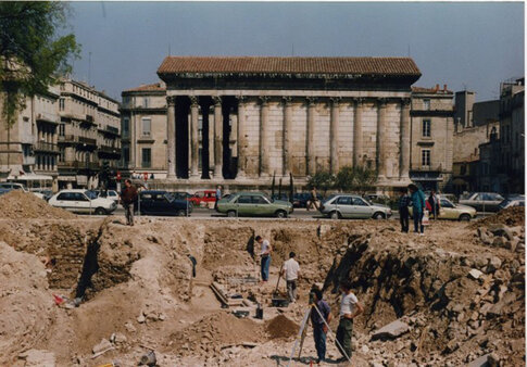 Vue g&eacute;n&eacute;rale de la fouille en avril 1987.  Reprise de l'intervention arch&eacute;ologique pour un compl&eacute;ment pendant 1 mois  N&icirc;mes, Ancien th&eacute;&acirc;tre (Gard), 1987.  &copy; Valder, Ville de N&icirc;mes 