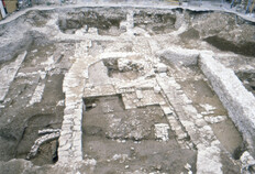 Les vestiges du quartier tardo-r&eacute;publicain, Ier si&egrave;cle avant J.-C.  Les reconstructions du Haut Empire et des &eacute;poques post&eacute;rieures n'ont laiss&eacute; subsister que quelques t&eacute;moins du quartier d'habitations tardo-r&eacute;publicains. Les solins de pierre de ces maisons ainsi que la surface empierr&eacute;e de la rue sont conserv&eacute;s dans les espaces non construits de l'ensemble monumental post&eacute;rieur (vue depuis l'ouest)  N&icirc;mes, Ancien th&eacute;&acirc;tre (Gard), 1985.  &copy; Francis Cognard, Fonds Arch&eacute;Ofactory