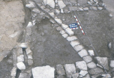 Aux abords du chevet de l'&eacute;glise, XIIIe-XIVe si&egrave;cle.  D'autres constructions &eacute;taient n&eacute;cessaires au fonctionnement de l'&eacute;difice de culte et de la fondation conventuelle hors les murs. Quelques vestiges de ma&ccedil;onneries et un r&eacute;seau de canalisations ont &eacute;t&eacute; d&eacute;couverts contre l'abside.  N&icirc;mes, Ancien th&eacute;&acirc;tre (Gard), 1984.&nbsp;  &copy; Francis Cognard, Fonds Arch&eacute;Ofactory