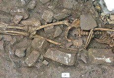 Inhumation attribu&eacute;e &agrave; un adolescent.  Mise au jour dans le p&eacute;rim&egrave;tre d'un ancien jardin d'une domus du haut Empire et dont la datation au&nbsp;carbone 14 couvre les ann&eacute;es 323-419 apr&egrave;s J.-C., c'est l'un des tr&egrave;s rares exemples de s&eacute;pultures intra muros &agrave; N&icirc;mes et plus g&eacute;n&eacute;ralement dans l'emprise d'une agglom&eacute;ration antique, d'o&ugrave; en principe les s&eacute;pultures &eacute;taient &eacute;cart&eacute;es.  Rue Godin, 3-5 rue Fernand Pelloutier, N&icirc;mes (Gard), 2021  &copy; Philippe Dubois, Inrap