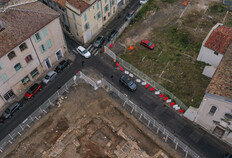 Vue g&eacute;n&eacute;rale des deux emprises de la fouille du Palais des Congr&egrave;s&nbsp;: au premier plan la fouille du secteur du parking de la Chambre du commerce et de l'industrie est en cours de r&eacute;alisation.  IIe si&egrave;cle avant J.-C. � XXe si&egrave;cle.  Rue Porte-de-France, &icirc;lot Saint-Joseph 3, Palais des Congr&egrave;s, N&icirc;mes (Gard), 2022.