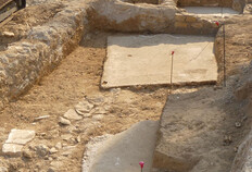 Les deux b&acirc;timents mis au jour au sud de la voirie antique &eacute;taient dot&eacute;s de sols en b&eacute;tons de calcaire. Si la plupart des murs qui les d&eacute;limitaient ont &eacute;t&eacute; d&eacute;truits par les fondations r&eacute;centes, ou r&eacute;cup&eacute;r&eacute;s d&egrave;s l'Antiquit&eacute;, les sols en enfilade restituent l'alignement des b&acirc;timents sur la rue disparue.  Troisi&egrave;me quart du Ier si&egrave;cle � milieu IIe si&egrave;cle.  Rue Porte-de-France, &icirc;lot Saint-Joseph 3, Palais des Congr&egrave;s, N&icirc;mes (Gard), 2022.