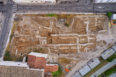 La vue g&eacute;n&eacute;rale de la parcelle de l'ancien h&ocirc;pital Ruffi montre la densit&eacute; des vestiges modernes et contemporains.  XVIIe-XXe si&egrave;cles  Rue Porte-de-France, &icirc;lot Saint-Joseph 3, Palais des Congr&egrave;s, N&icirc;mes (Gard), 2022. &copy; Matthieu Perri&egrave;re, Inrap