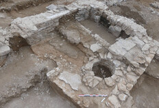 Dans la cour du grand b&acirc;timent dat&eacute; du milieu du XVIIe au XXe si&egrave;cles, qui occupait la parcelle de l'ancien parking de la CCI, un puits sans doute relativement ancien dans la vie de cet &eacute;difice, a &eacute;t&eacute; combl&eacute; d&eacute;finitivement durant le XIXe si&egrave;cle.  Rue Porte-de-France, &icirc;lot Saint-Joseph 3, Palais des Congr&egrave;s, N&icirc;mes (Gard), 2022.