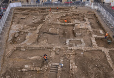 Le grand b&acirc;timent qui occupait la parcelle de l'ancien parking de la CCI a &eacute;t&eacute; remani&eacute; &agrave; plusieurs reprises entre 1655 et 1968, comme en t&eacute;moignent les nombreuses ma&ccedil;onneries mises au jour. Organis&eacute; autour d'une cour centrale, il est dot&eacute; de quatre ailes qui se d&eacute;veloppent parall&egrave;lement aux rues adjacentes.  XVIIe-XXe si&egrave;cles  Rue Porte-de-France, &icirc;lot Saint-Joseph 3, Palais des Congr&egrave;s, N&icirc;mes (Gard), 2022.