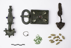 Assemblage de mobilier mis au jour dans une s&eacute;pulture de femme, comprenant un lot de 127 perles en verre, 11 perles en ambre, 2 fibules ans&eacute;es l'une en fer &agrave; placage de bronze, l'autre en bronze digit&eacute;e, une plaque-boucle &agrave; cabochons en verre, une boucle d'oreille en argent.  V-VIe si&egrave;cle avant J.-C.  12 rue de Saint-Gilles, N&icirc;mes (Gard), 2014.  &copy; Christophe C�uret, Inrap