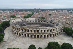 L'Amphith&eacute;&acirc;tre de N&icirc;mes  Au premier plan, sur l'esplanade, on distingue le trac&eacute; de l'enceinte romaine, flanqu&eacute;e de deux tours.  I-IIe si&egrave;cle apr&egrave;s J.-C.  Amphith&eacute;&acirc;tre, suivi arch&eacute;ologique de la restauration, N&icirc;mes (Gard), 2023  &copy; Vincent Lauras, Inrap