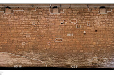 Orthophographie du mur 5 nord-est de l'aile nord avec le d&eacute;coupage des diff&eacute;rentes unit&eacute;s stratigraphiques montrant des reprises de la ma&ccedil;onnerie.  Salle cruciforme, N&icirc;mes (Gard), 2020  &copy; Aur&eacute;lien Bolo et Richard Pell&eacute;, Inrap