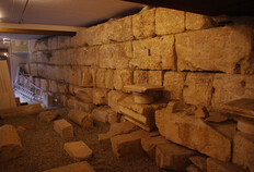 Vue du parement sud du mur tardo-antique dans l'entresol du Palais de Justice de N&icirc;mes  33 rue de l'Aspic, N&icirc;mes (Gard), 2009 et 2014  &copy; Richard Pell&eacute;, Inrap