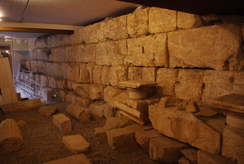 Vue du parement sud du mur tardo-antique dans l'entresol du Palais de Justice de N&icirc;mes  33 rue de l'Aspic, N&icirc;mes (Gard), 2009 et 2014  &copy; Richard Pell&eacute;, Inrap 