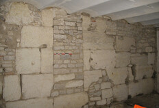 Vue du parement nord du mur et des am&eacute;nagements post&eacute;rieurs conserv&eacute;s en rez-de-chauss&eacute;e de l'h&ocirc;tel de Valfons  33 rue de l'Aspic, N&icirc;mes (Gard), 2009 et 2014  &copy; Richard Pell&eacute;, Inrap
