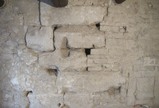 Vue du parement nord du mur et des am&eacute;nagements post&eacute;rieurs conserv&eacute;s au premier &eacute;tage de l'h&ocirc;tel de Valfons  33 rue de l'Aspic, N&icirc;mes (Gard), 2009 et 2014  &copy; Richard Pell&eacute;, Inrap