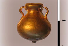 Un pendentif en or repr&eacute;sentant une amphore de la Province de B&eacute;tique (Espagne) du type Dressel-20, en usage du Ier au IIIe si&egrave;cle apr&egrave;s J.-C. pour le commerce de l'huile.  Place du Chapitre, N&icirc;mes (Gard), 2005  &copy; Yves Manniez, Inrap