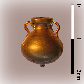 Un pendentif en or repr&eacute;sentant une amphore de la Province de B&eacute;tique (Espagne) du type Dressel-20, en usage du Ier au IIIe si&egrave;cle apr&egrave;s J.-C. pour le commerce de l'huile.  Place du Chapitre, N&icirc;mes (Gard), 2005  &copy; Yves Manniez, Inrap 