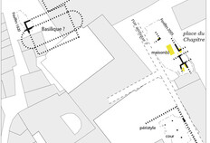 L'habitat de la fin du IVe et du Ve si&egrave;cle au sud de la cath&eacute;drale et de la basilique civile ou religieuse de la place aux Herbes. Au sud, une grande demeure autour d'une cour &agrave; galeries (seul le p&eacute;ristyle est conserv&eacute;) et au nord des habitations plus modestes de particuliers ou du clerg&eacute;. Fond de plan&nbsp;: cadastre 2004.  Place du Chapitre, N&icirc;mes (Gard), 2005  &copy; Odile Maufras, Inrap