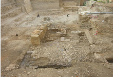 Le b&acirc;timent du sud au XIVe si&egrave;cle (A), dont il ne reste que la fa&ccedil;ade sur cour en &eacute;l&eacute;vation.  Ses sols en plancher n'ont pas laiss&eacute; de trace. Il disposait d'un escalier ext&eacute;rieur d'acc&egrave;s au 1er &eacute;tage, b&acirc;ti entre une petite cour pav&eacute;e de galets (B) et une cour arri&egrave;re ou un jardinet (C).  Place du Chapitre, N&icirc;mes (Gard), 2005  &copy; Eric Plassot, Inrap