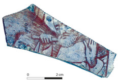 Si la plupart des fragments de verre plat proviennent de vitrages transparents, quelques-uns sont peints &agrave; la grisaille, dont celui-ci, figurant probablement Joseph dans une sc&egrave;ne de fuite en &Eacute;gypte. Selon Michel H&eacute;rold (CNRS), sa facture sugg&egrave;re qu'il provienne d'un rondel de la fin du XVe si&egrave;cle (partie circulaire d'une vitrerie).  Place du Chapitre, N&icirc;mes (Gard), 2005  &copy; Jorge Barrera, Inrap