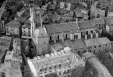 La cath&eacute;drale vers 1950. Vue depuis le sud Cath&eacute;drale Notre Dame et Saint Castor, N&icirc;mes (Gard).  &copy; Roger Henrard