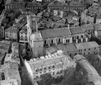 La cath&eacute;drale vers 1950. Vue depuis le sud Cath&eacute;drale Notre Dame et Saint Castor, N&icirc;mes (Gard).  &copy; Roger Henrard 