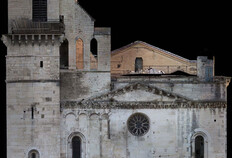 Orthophotographie de la fa&ccedil;ade occidentale de la cath&eacute;drale Notre-Dame-et-saint-Castor.  Cath&eacute;drale Notre Dame et Saint Castor, N&icirc;mes (Gard), 2022/2025  &copy; Aur&eacute;lien Bolo, Inrap
