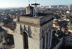 La partie sup&eacute;rieure du clocher depuis le nord-est.  Cath&eacute;drale Notre Dame et Saint Castor, N&icirc;mes (Gard), 2022/2025  &copy; Vincent Lauras, Globedrone, Inrap
