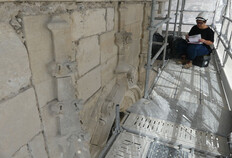 Arch&eacute;ologue en cours d'&eacute;tude sur le monument&nbsp;  Cath&eacute;drale Notre Dame et Saint Castor, N&icirc;mes (Gard), 2022/2025  &copy; Odile Maufras, Inrap