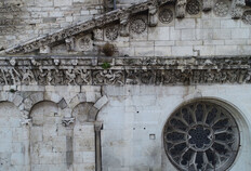 Vue d'une partie de la frise avant l'installation de l'&eacute;chafaudage et le d&eacute;but des travaux de restauration.  Cath&eacute;drale Notre Dame et Saint Castor, N&icirc;mes (Gard), 2022/2025  &copy; Vincent Lauras, Globedrone, Inrap