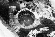 Vue g&eacute;n&eacute;rale du Castellum depuis le bastion ouest du Fort Vauban, 2004  Castellum Divisorium, N&icirc;mes (Gard)  &copy; Jean-Michel P&egrave;ne, ADLFI, DRAC, SRA Montpellier