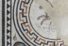 &laquo;&nbsp;Les Vill&eacute;giales des B&eacute;n&eacute;dictins&nbsp;&raquo;, Maison C, mosa&iuml;que orn&eacute;e de dauphins et d'un hippocampe (cheval marin du cort&egrave;ge de Neptune&nbsp;?), collection Mus&eacute;e de la Romanit&eacute;.Les Vill&eacute;giales des B&eacute;n&eacute;dictins, N&icirc;mes (Gard), 1992  Les Vill&eacute;giales des B&eacute;n&eacute;dictins, N&icirc;mes (Gard), 1992  &copy; Bertrand Houix, Inrap