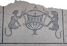&laquo;&nbsp;Les Vill&eacute;giales des B&eacute;n&eacute;dictins&nbsp;&raquo;, Maison B, seuil figur&eacute; de la pi&egrave;ce principale repr&eacute;sentant deux panth&egrave;res affront&eacute;es de part et d'autre d'un crat&egrave;re, collection Mus&eacute;e de la Romanit&eacute;.&nbsp;  Les Vill&eacute;giales des B&eacute;n&eacute;dictins, N&icirc;mes (Gard), 1992  &copy; Bertrand Houix, Inrap