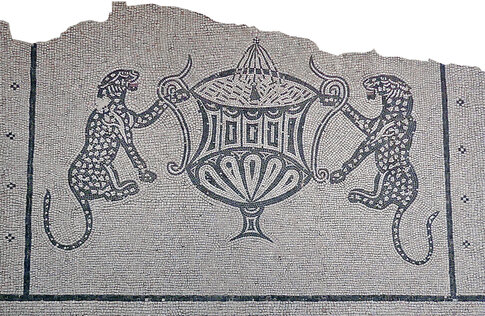 &laquo;&nbsp;Les Vill&eacute;giales des B&eacute;n&eacute;dictins&nbsp;&raquo;, Maison B, seuil figur&eacute; de la pi&egrave;ce principale repr&eacute;sentant deux panth&egrave;res affront&eacute;es de part et d'autre d'un crat&egrave;re, collection Mus&eacute;e de la Romanit&eacute;.&nbsp;  Les Vill&eacute;giales des B&eacute;n&eacute;dictins, N&icirc;mes (Gard), 1992  &copy; Bertrand Houix, Inrap 