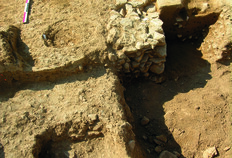 Tombes align&eacute;es le long du foss&eacute; bordier de la voie.  Ces fosses s&eacute;pulcrales s'&eacute;chelonnent entre le IIe si&egrave;cle avant J.-C. et le IIe si&egrave;cle apr&egrave;s J.-C.  54-56 rue Notre Dame et rue de Beaucaire, N&icirc;mes (Gard), 2011   &copy; Yoann Pascal, Inrap