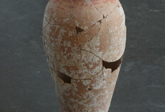 Vase balustre en c&eacute;ramique celtique ayant servi &agrave; contenir les ossements du d&eacute;funt (175-125 avant J.-C.) 54-56 rue Notre Dame et rue de Beaucaire, N&icirc;mes (Gard), 2011   &copy; Val&eacute;rie Bel, Inrap