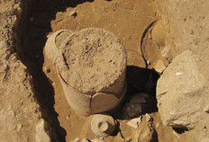 Tombe &agrave; cr&eacute;mation en fosse (vers 100 avant J.-C.) Une partie des vases avait &eacute;t&eacute; plac&eacute;e &agrave; l'origine sur une &eacute;tag&egrave;re en bois. On distingue au centre un vase de type sombrero de copa (ou kalathos) en c&eacute;ramique ib&eacute;rique peinte.  54-56 rue Notre Dame et rue de Beaucaire, N&icirc;mes (Gard), 2011   &copy; Christelle Noret, Inrap