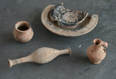 Mobilier c&eacute;ramique d'une tombe &agrave; cr&eacute;mation (100-50 avant J.-C.) Il comprend deux assiettes en c&eacute;ramique campanienne, un petit pot en c&eacute;ramique non tourn&eacute;e, une olp&eacute; en c&eacute;ramique &agrave; p&acirc;te claire et un balsamaire en terre cuite.  54-56 rue Notre Dame et rue de Beaucaire, N&icirc;mes (Gard), 2011   &copy; Val&eacute;rie Bel, Inrap