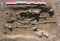 Inhumation en cercueil (Ier-IIe si&egrave;cle apr&egrave;s J.-C.) Elle appartient &agrave; un individu d&eacute;c&eacute;d&eacute; &agrave; l'&acirc;ge de 9 &agrave; 13 ans, plac&eacute; sur le ventre, la t&ecirc;te &agrave; l'est.  54-56 rue Notre Dame et rue de Beaucaire, N&icirc;mes (Gard), 2011   &copy; Marie Rochette, Inrap  