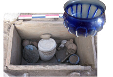 Objets d&eacute;pos&eacute;s dans une des tombes en coffre les plus riches du site, dat&eacute;e des ann&eacute;es 15-40 apr&egrave;s J.-C., et d&eacute;tail du gobelet en verre.  La tombe contient notamment une urne en plomb, un grand miroir (le disque m&eacute;tallique &agrave; gauche)&nbsp;; la disposition des objets montre qu'une partie d'entre eux &eacute;tait dans un panier en osier, l'autre sur le panier.  Zac du Forum des Carmes � 5, N&icirc;mes (Gard), 2011  &copy; &Eacute;milie L&eacute;al, Odile Maufras, Anne Recolin, Inrap