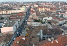 Vue a&eacute;rienne du chantier, avec la ville et la tour Magne en arri&egrave;re-plan  45-49 rue de Beaucaire, N&icirc;mes (Gard), 2024   &copy; Antoine Farge, Inrap