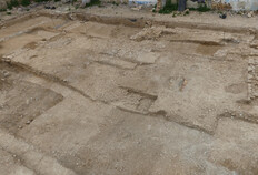 Portion de la voie empierr&eacute;e des Carmes &agrave; Gr&eacute;zan d&eacute;limit&eacute;e au nord et au sud par des murs d'enclos fun&eacute;raires  45-49 rue de Beaucaire, N&icirc;mes (Gard), 2024   &copy; S&eacute;bastien Pancin, Inrap