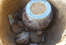 D&eacute;p&ocirc;ts secondaire de cr&eacute;mation. Le vase en verre contient les ossements br&ucirc;l&eacute;s. Divers objets et vases ont &eacute;t&eacute; d&eacute;pos&eacute;s dans la fosse autour de l'ossuaire  45-49 rue de Beaucaire, N&icirc;mes (Gard), 2024   &copy; Julie Grimaud, Inrap